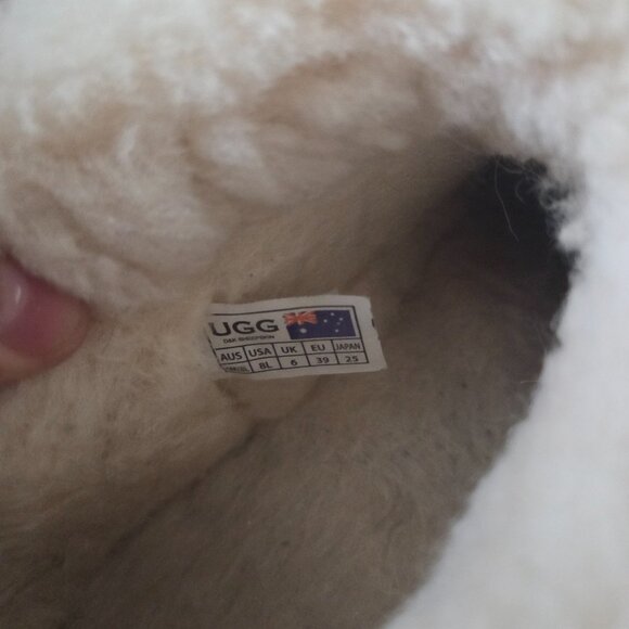 UGG - Picture 6 of 9